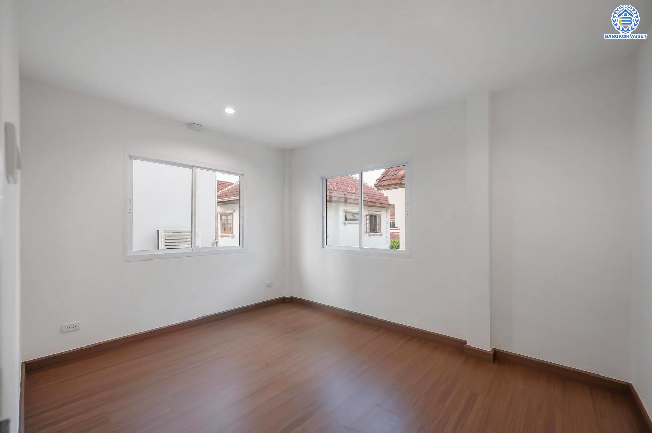 บ้านมือสองตกแต่งใหม่ โครงการ มณียา2 รัตนาธิเบศร์-ท่าอิฐ แบรนด์ Property Perfect หลังใหญ่ เนื้อที่ 50 ตร.ว. ฟังก์ชันครบ 3 ห้องนอน 2 ห้องน้ำ 1 ห้องอเนกประสงค์ 1 ที่จอดรถ บนทำเลเชื่อมต่อถนนรัตนาธิเบศร์ และถนนราชพฤกษ์ ใจกลาง 2 เซ็นทรัลฯ ใกล้รถไฟฟ้าสายสีม่วง "สถานีบางรักน้อยท่าอิฐ" และทางด่วน "งามวงศ์วาน"